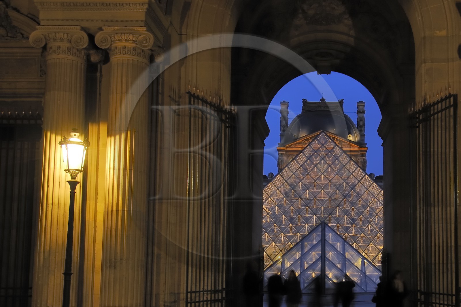 France, Paris (75), le musée et la pyramide du Louvre de l'architecte Ieoh Ming Pei France, Paris (75), le musée et la pyramide du Louvre de l'architecte Ieoh Ming Pei