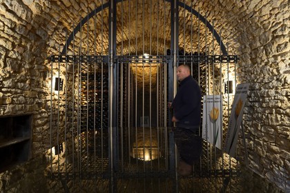 France, Bas-Rhin (67), Route des Vins d'Alsace, Mittelbergheim, labellisé Les Plus Beaux Villages de France, l'oenothèque où sont conservés les vins primés