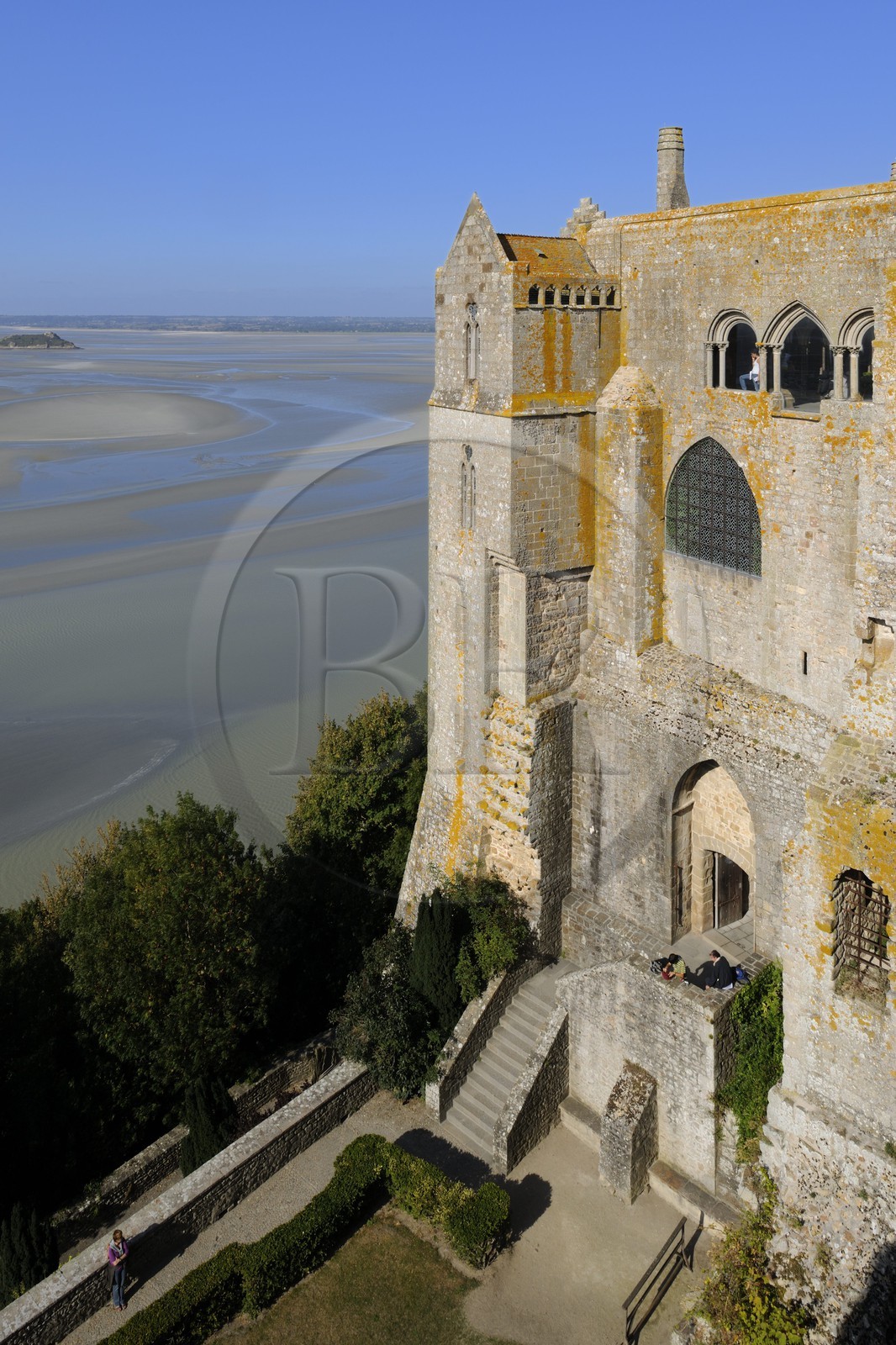 France, Manche (50), l'abbaye du Mont-Saint-Michel, classé Patrimoine Mondial de l'UNESCO, les batiments Nord (cloître, salle des Chevaliers) surplombant la baie à marée basse