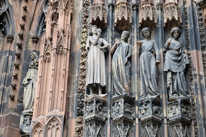 France, Bas-Rhin (67), Strasbourg, la cathédrale Notre-Dame, la façade occidentale, les Vierges Folles sur le portail de droite