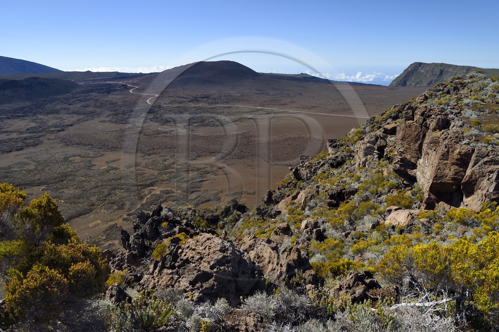 France, Ile de la Reunion, Parc National de la Réunion classé Patrimoine Mondial de l'UNESCO, sur les pentes du volcan de Piton de la Fournaise, randonnée du sentier de l'oratoire Ste Thérèse au dessus de la Plaine des Sables que l'on aperçoit en contrebas
