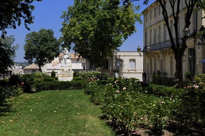 France, Hérault (34), Montpellier, centre historique, l'Ecusson, la fontaine aux licornes dans le jardin de la place du Canourgue