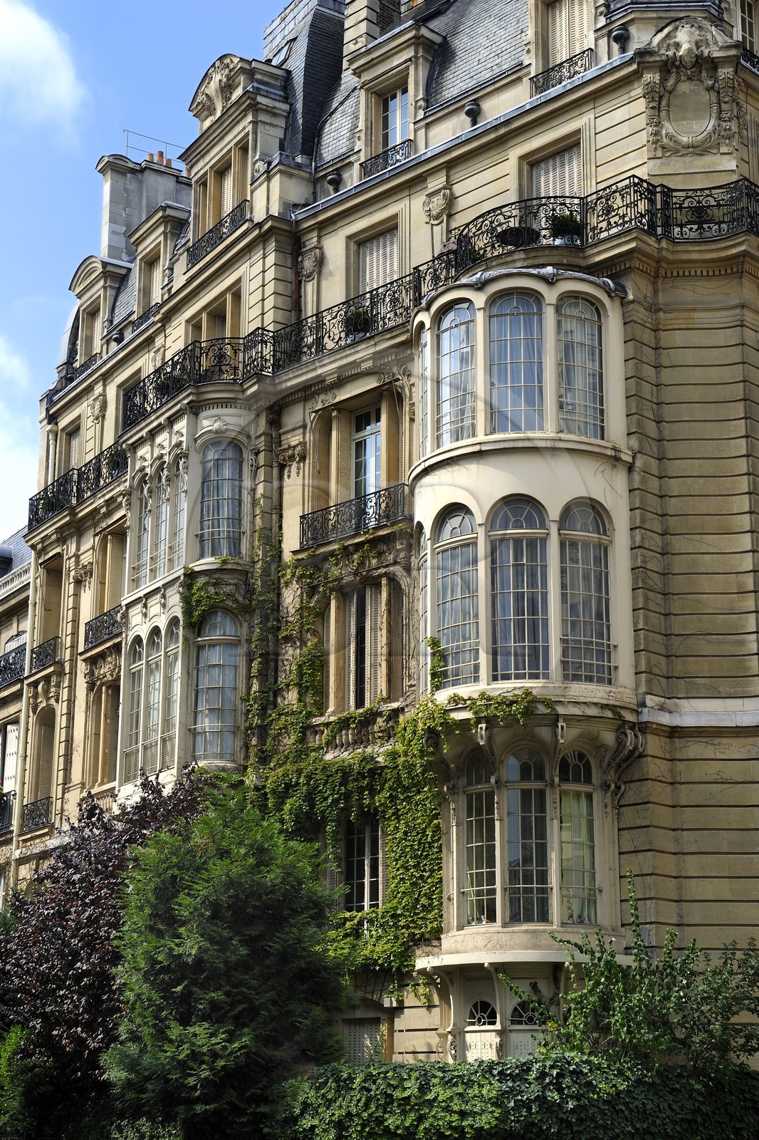 France, Paris (75), immeuble haussmannien à bow-windows au n°7 rue Rembrandt édifié en 1899 par l'architecte Gustave Rives