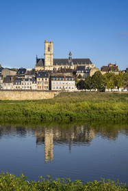 France, Nièvre, Nevers, the islands on the Loire upstream from the Pont de la Loire, the Quai de Mantoue and the Saint-Cyr-et-Sainte-Julitte cathedral in the background