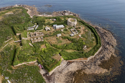 France, Finistère (29), Pays des Abers, estuaire de l'Aber Wrac'h, fort construit par Vauban début XVIIIème siècle sur l'Ile Cèzon (vue aérienne)