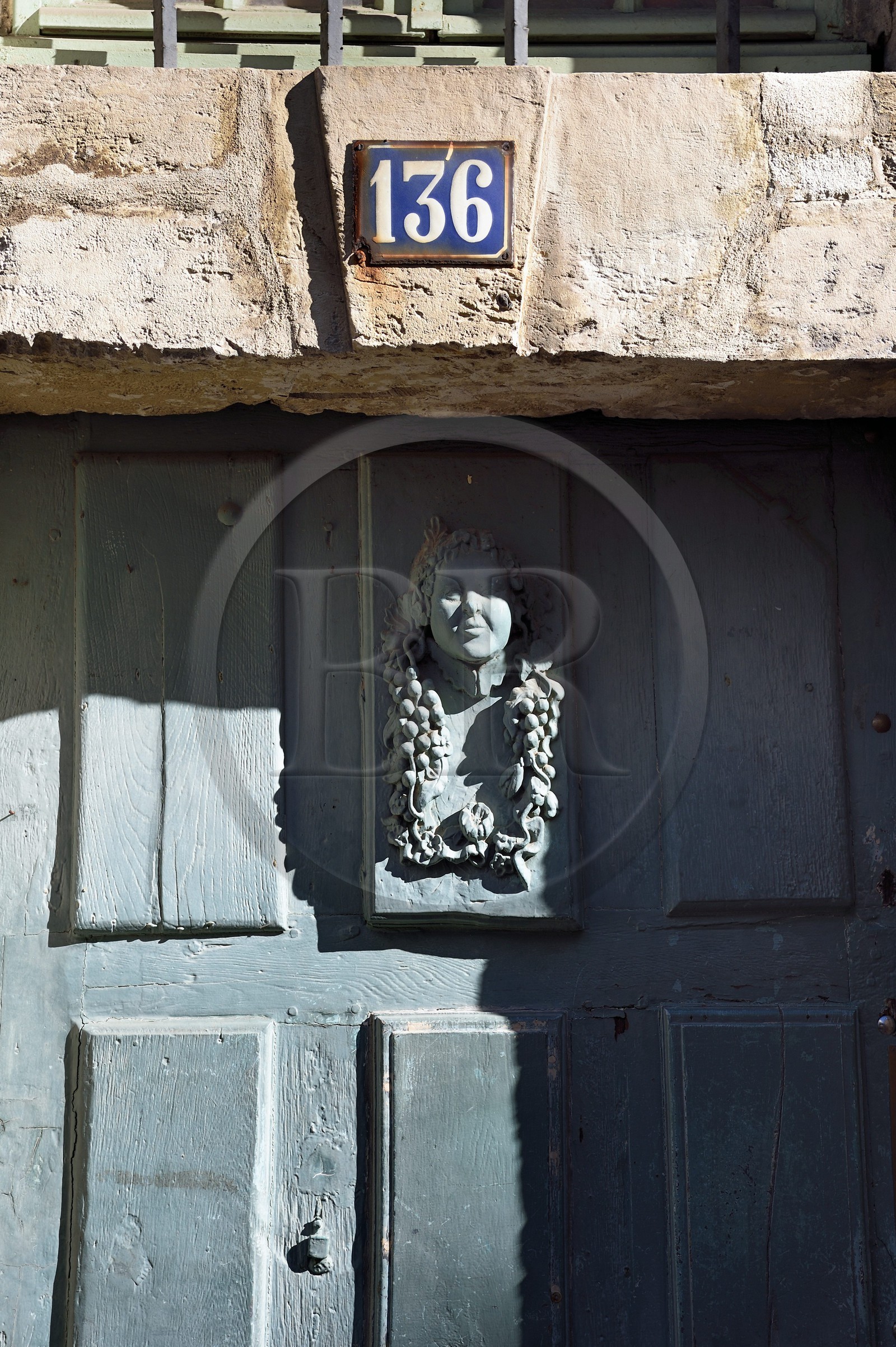 France, Seine-Maritime (76), Rouen, porte de la maison de maitre drapier-teinturier au 136 rue Eau-de-Robec
