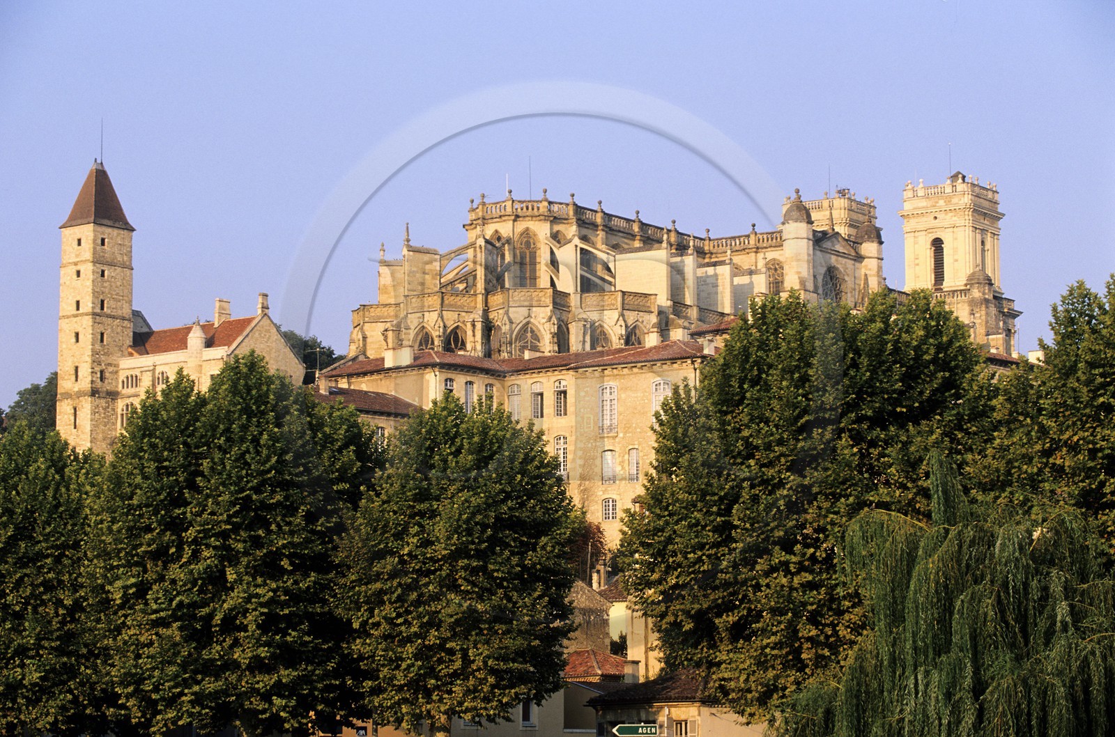 France, Gers (32), Auch, la cathédrale Sainte-Marie et la tour d'Armagnac dans la ville haute