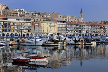 France, Hérault (34), Sète, vieux port à l'entrée du canal Royal, au fond l’église décanale saint Louis