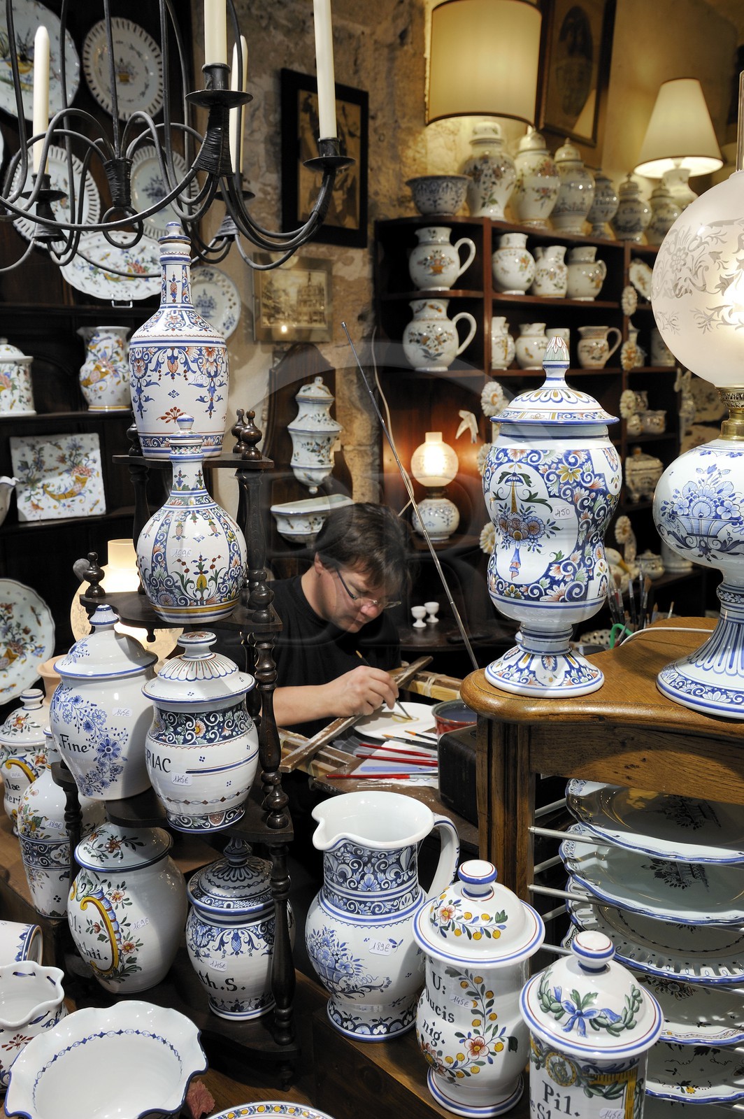France, Seine-Maritime (76), Rouen, le fabriquant Les Faïences Saint Romain dans la rue Saint-Romain, Christophe peint les faiences à la main