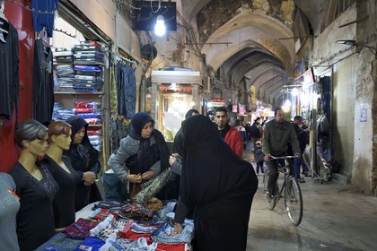 Iran, province d'Ispahan, Ispahan, Bazar-e Bozorg (Grand Bazar), immense bazar couvert qui remonte à près de 1300 ans, magasin de vetements pour femmes