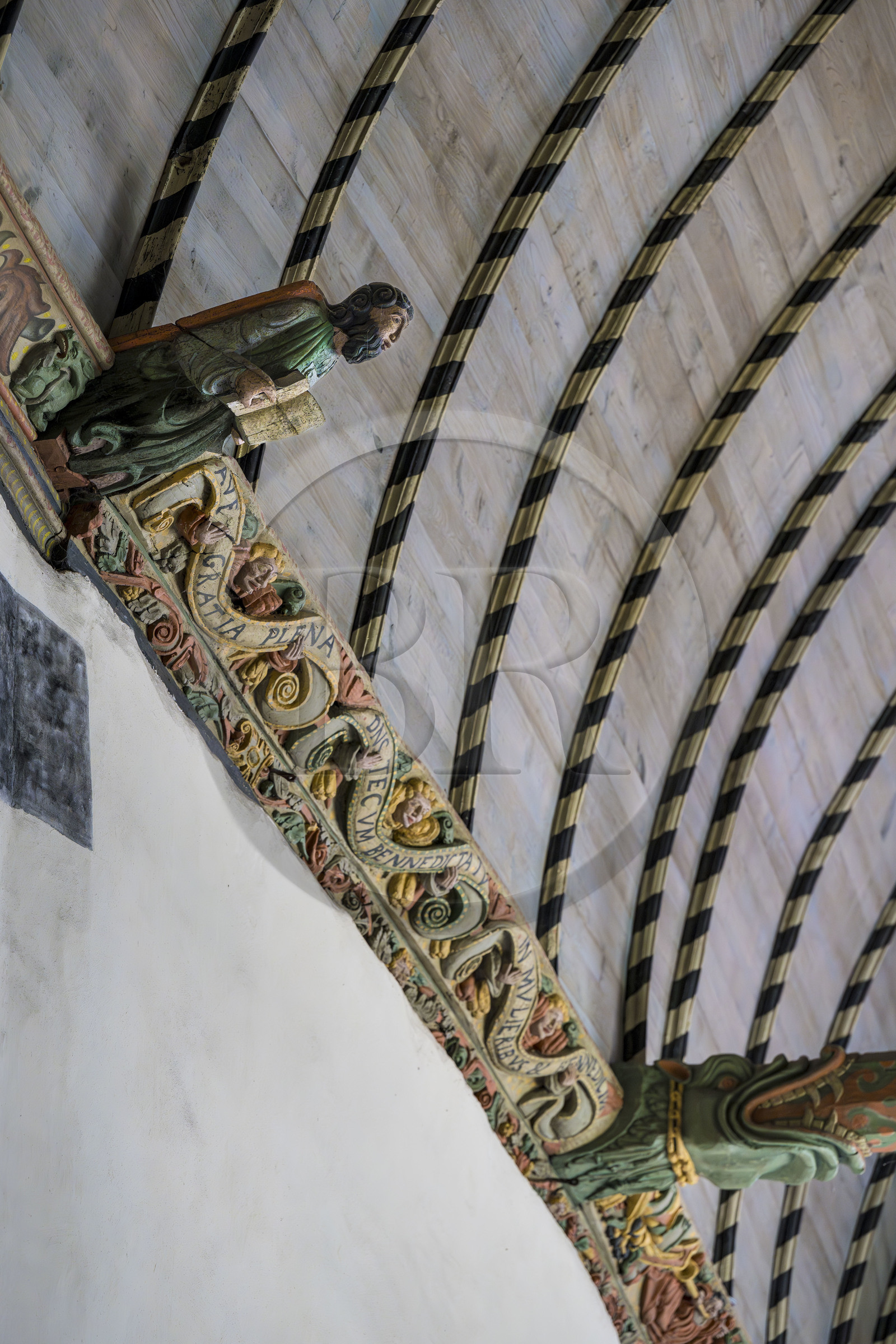 France, Finistère (29), Roscoff, l'église Notre-Dame de Croaz Batz, sculptures peintes en bois sur la sablière décorant la voute