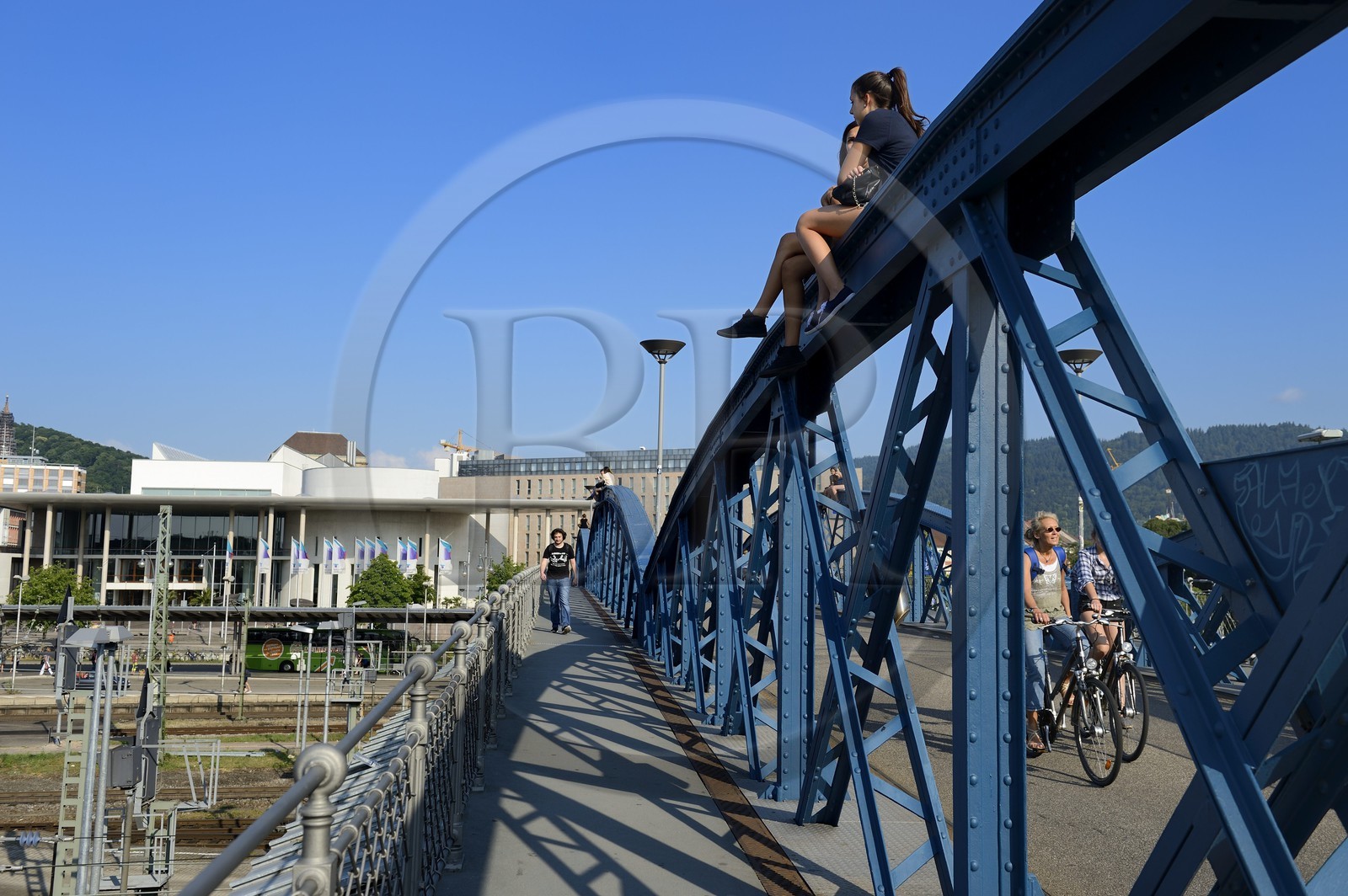 Allemagne, Bade-Wurtemberg, Fribourg en Brisgau, la gare centrale, le pont bleu (pont Wiwili) au dessus de la voie ferrée