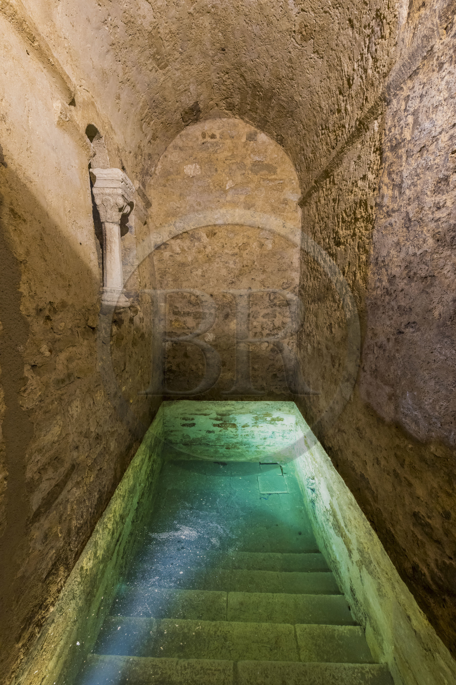 France, Hérault (34), Montpellier, centre historique appelé l’Ecusson, au sous-sol d'un immeuble de la rue de la Barralerie, le mikvé médiéval, bain rituel juif de purification du XIIIème siècle parmi les mieux conservés, est alimenté par une nappe d'eau souterraine constamment renouvelée