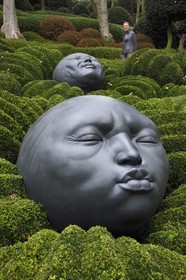 France, Seine-Maritime (76), Pays de Caux, Côte d'Albâtre, Etretat, Les Jardins d'Etretat de Alexander Grivko, les têtes géantes et rondes de Samuel Salcedo
