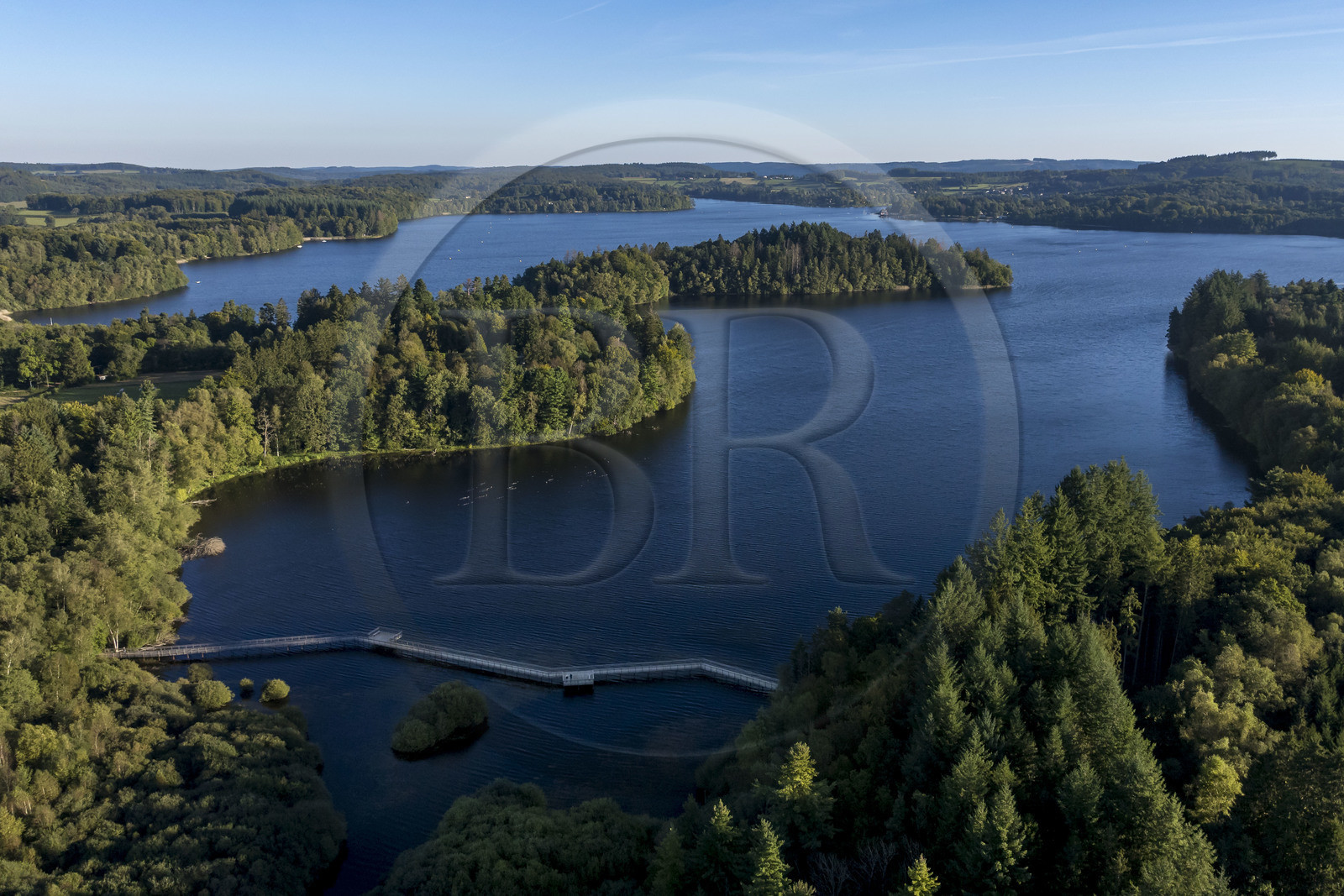 France, Nièvre (58), Parc naturel régional du Morvan, Moux-en-Morvan, lac des Settons, la passerelle de Chevigny au sud du lac au niveau de l'embouchure de la rivière Cure, possède un observatoire ornithologique (vue aérienne)