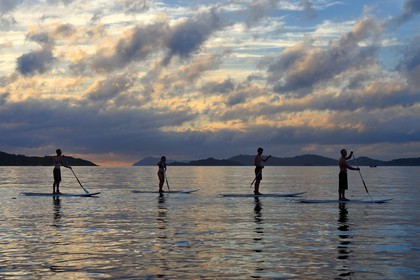 France, Var (83), Iles d'Hyères, parc national de Port Cros, Ile de Porquerolles, stand-up paddle au large de la plage de la Courtade guidés par Alexandre Bernd