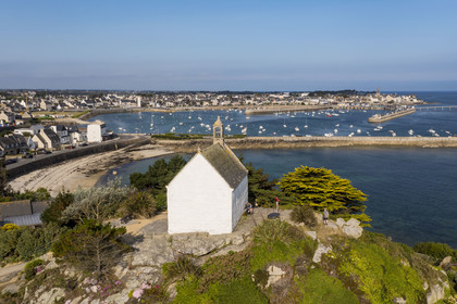 France, Finistère (29), Roscoff, étape sur le chemin de Grande Randonnée GR 34 ou sentier des douaniers, la chapelle Sainte Barbe à la Pointe de Bloscon (vue aérienne)