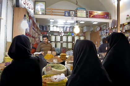Iran, province d'Ispahan, Ispahan, Bazar-e Bozorg (Grand Bazar), immense bazar couvert qui remonte à près de 1300 ans, étal d'épices et légumes secs