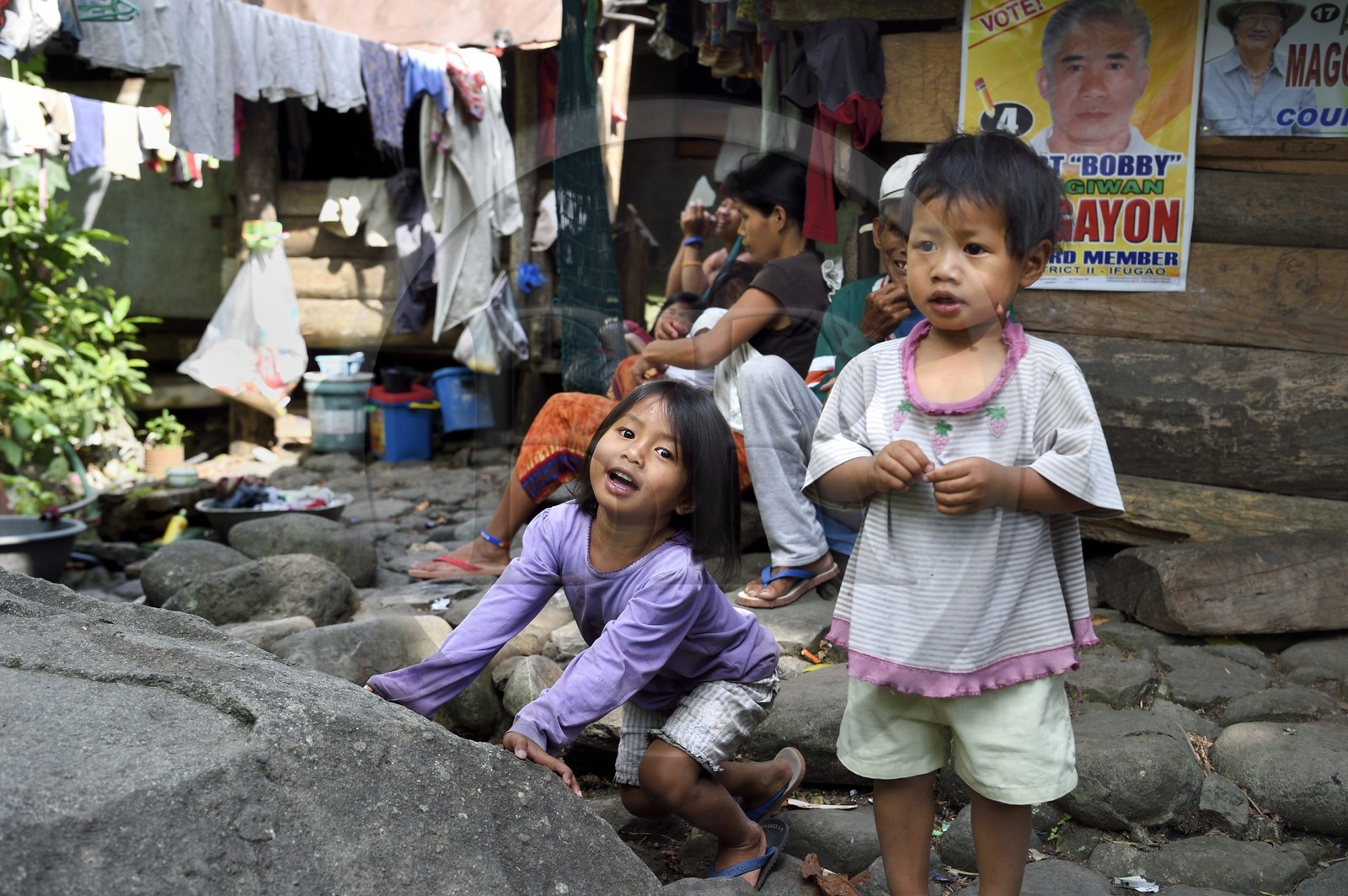 Philippines, province d'Ifugao, région de Banaue, village de Cambulo, fillette devant la maison familliale