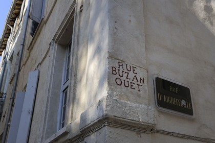 France, Hérault (34), Montpellier, centre historique, nom de rue gravé dans la pierre et plaque de rue moderne