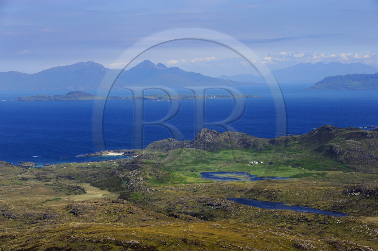 Royaume-Uni, Ecosse, Highland, Hébrides intérieures, presqu'ile de Ardnamurchan face à l'Ile de Mull, ferme isolée au petit Loch Grigadale, Ile de Eigg en arrière plan et Ile de Skye à l'horizon (vue aérienne)