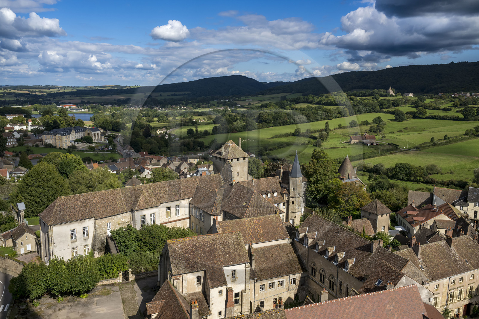 France, Saône-et-Loire (71), Autun, vue sur la ville d'Autun depuis les fleches de la cathédrale Saint Lazare, l'évéché dans le chateau fort épiscopal