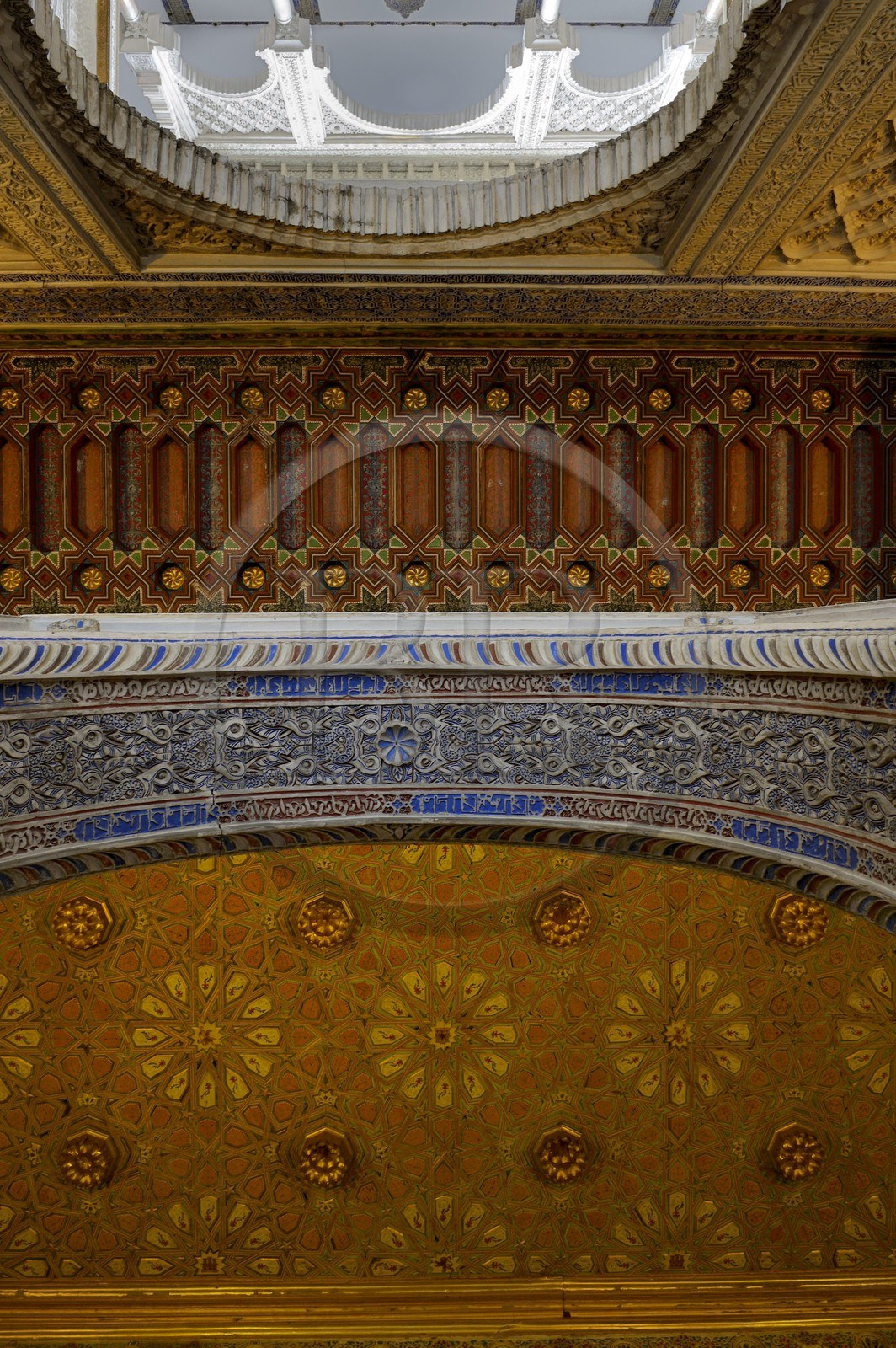 Espagne, Andalousie, Séville, Alcazar de Séville (Reales Alcazares de Sevilla), classé Patrimoine Mondial de l'UNESCO, enfilades de salles vers le Salon des Ambassadeurs, plafonds