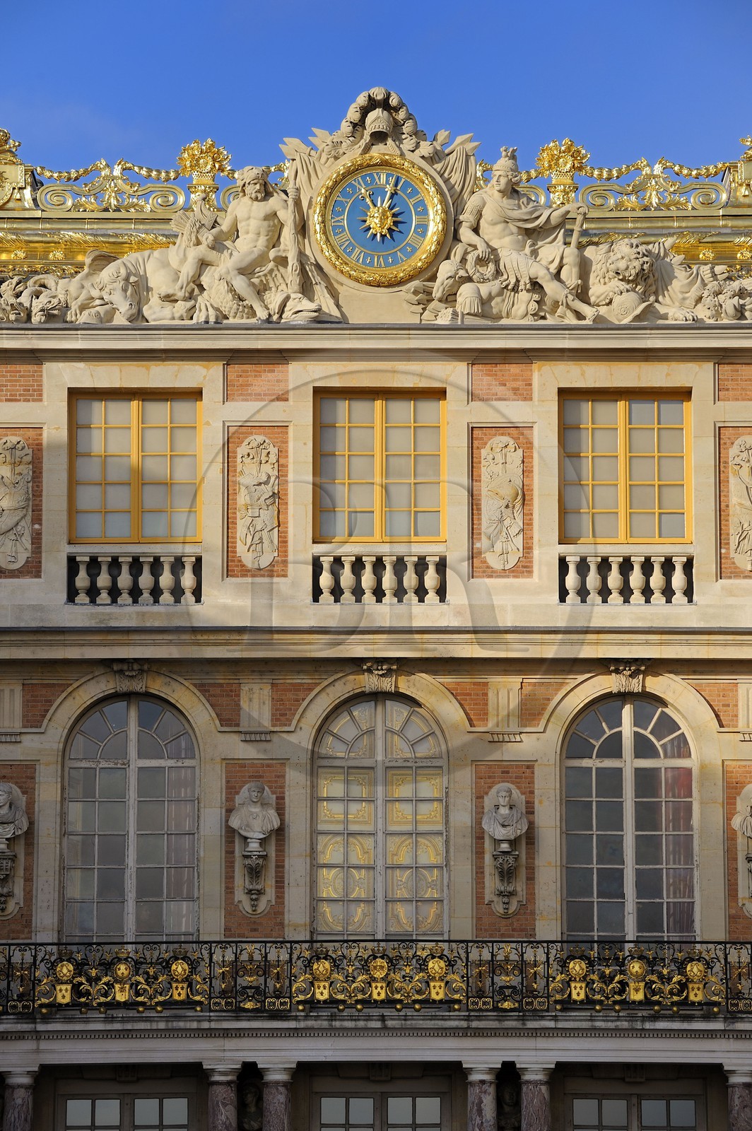 France, Yvelines (78), château de Versailles, classé Patrimoine Mondial de l'UNESCO, horloge de la Cour de Marbre rénovée en 2008