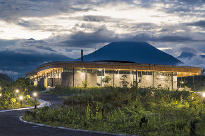 Rwanda, Province du Nord, District de Musanze (Ruhengeri), Kinigi, Campus Ellen DeGeneres du Dian Fossey Gorilla Fund par l'architecte MASS Design Group, le batiment du Sandy and Harold Price Research Center, le Mont Karisimbi à gauche et le Mont Visoke au centre puis le Mont Mikeno (situé au Congo) à droite en arrière plan