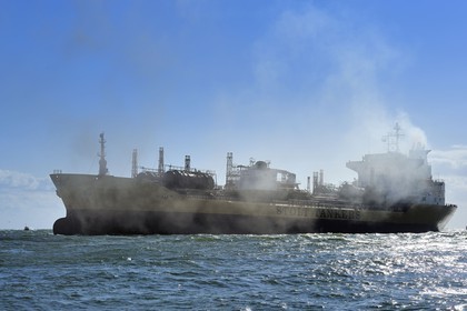 France, Seine-Maritime (76), Le Havre, le Navire-citerne Stolt Sapphire arrive au port accompagné de remorqueur et du bateau pilote