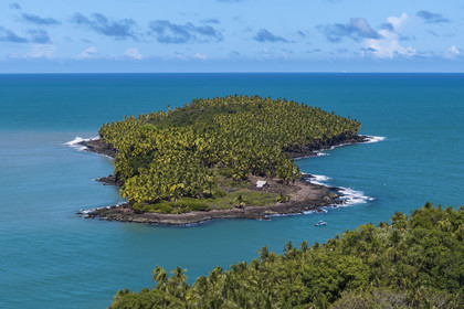 France, Guyane, Kourou, Iles du Salut, l'Ile du Diable en face de l'Ile Royale a servi de bagne aux prionniers politique dont Alfred Dreyfus (vue aérienne)