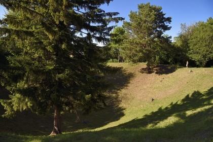 France, Meuse (55), Parc régional de Lorraine, Cotes de Meuse, Les Éparges, traces des combats d’une des luttes les plus meurtrières de la Première Guerre mondiale, entonnoir résultant d'explosions de mines pour le contrôle du « point X » qui domine la plaine