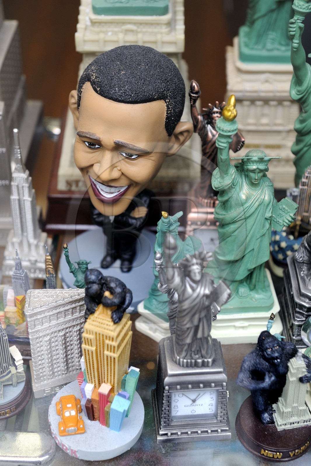 Etats-Unis, New York, Manhattan, Barack Obama et la Statue de la Liberté dans la vitrine d'une boutique de souvenirs sur la 5ème avenue