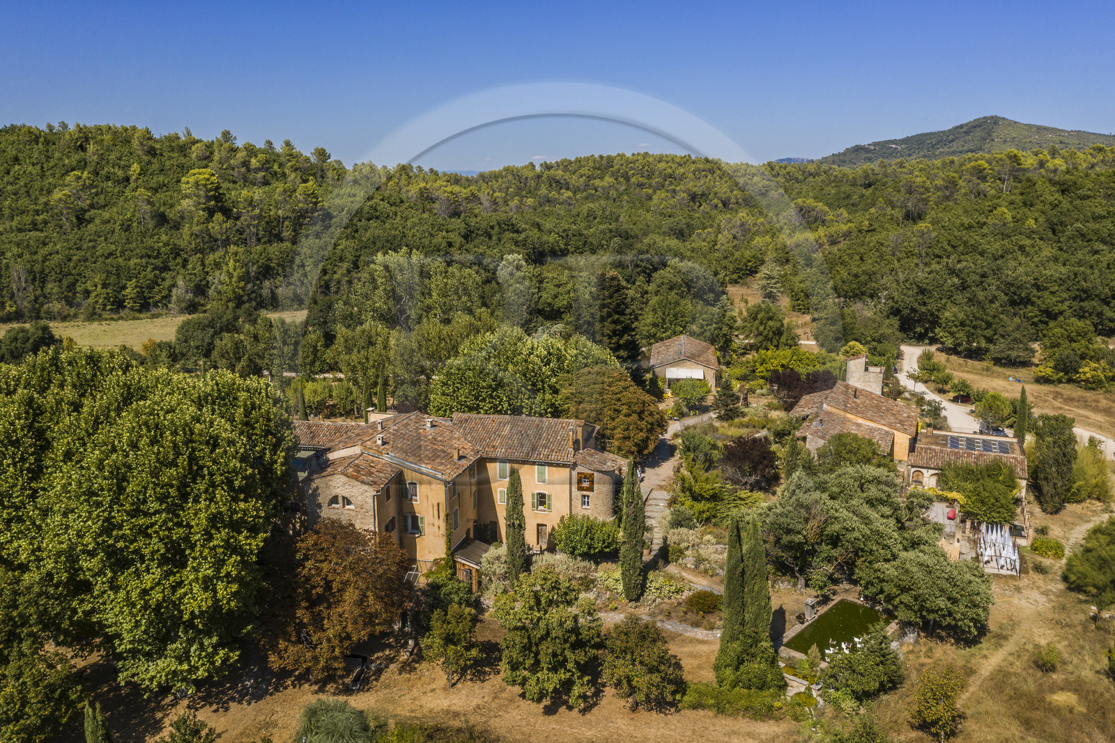 France, Var (83), Provence Verte, Bras, vers Saint-Maximin-la-Sainte-Baume, la maison d'hotes Le Peyrourier - une campagne en Provence (vue aérienne)