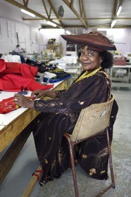 Namibie, région de Khomas, Windhoek, township de Katutura, Naomie couturière au craft center de Penduka Village en habit traditionnel Herero