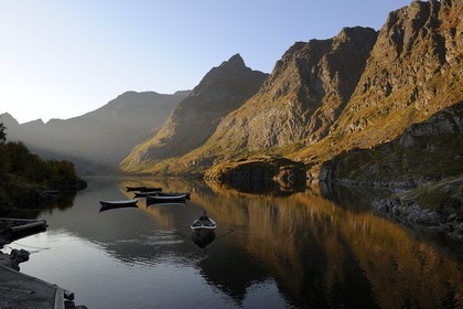 Norvège, Nordland, Iles Lofoten, commune de A (Å) à l'extrémité de Moskenesoy, barques sur un petit lac