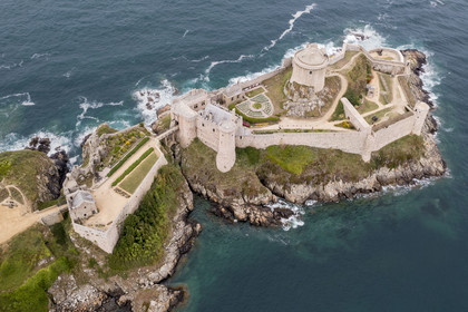 France, Côtes d'Armor (22), Grand Site de France Cap d'Erquy – Cap Fréhel, Plévenon, le Fort La Latte ou château de la Roche Goyon du XVème siècle (vue aérienne)