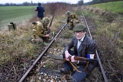 France, Eure (27), Cocherel, Allied Reconstitution Group (association de reconstitution historique de la 2éme Guerre Mondiale US et Maquis), reconstitueurs jouant le rôle de soldats britaniques s'apprétant à saboter une voie de chemin de fer à l'aide d'un explosif plastic sous la vigilance de maquisards des Forces françaises de l'intérieur (FFI)