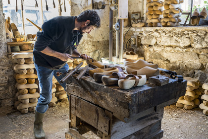 France, Nièvre (58), Parc naturel régional du Morvan, Gouloux, établissement Marchand (scierie, saboterie et boissellerie), Pierre Marchand dans l'atelier de la saboterie
