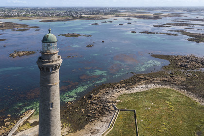 France, Finistère (29), Pays des Abers, Ile Vierge dans l'archipel de Lilia, le phare de l'Ile Vierge, le plus haut phare d'Europe avec 82,5 mètres, et l'ancien phare de 1845 (vue aérienne)