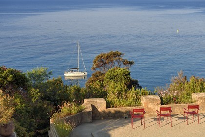 France, Var (83), Rayol-Canadel-sur-Mer, Domaine du Rayol, propriété du conservatoire du littoral mention obligatoire, le jardin des Méditerranées conçu par le paysagiste Gilles Clément, terrasse sur la mer