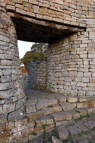 Zimbabwe, province de Masvingo, les ruines du site archéologique du Grand Zimbabwe, classé Patrimoine Mondial de l'UNESCO, Xème au XVème siècle, porte ouest du mur extérieur du Grand Enclos