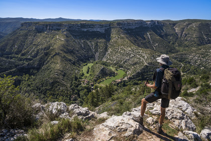 France, Hérault (34), les Causses et les Cévennes, paysage culturel de l'agro-pastoralisme méditerranéen inscrit au Patrimoine Mondial de l'UNESCO, Saint-Maurice-Navacelles, randonneur surplombant le Cirque de Navacelles, vue du coté belvédère de Blandas dans le Gard