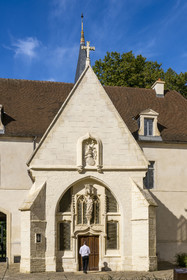 France, Côte-d'Or (21), Dijon, zone classée Patrimoine Mondial de l'UNESCO, Cité Internationale de la Gastronomie et du Vin par l'architecte Anthony Béchu, la chapelle Sainte-Croix de Jérusalem du cimetière de l'ancien hopital général, XVe siècle