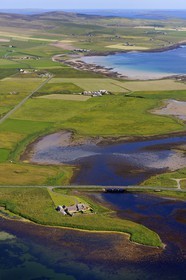 Royaume-Uni, Ecosse, Iles Orcades, Ile de Mainland, champs et fermes en bordure de mer et le pont de Waithe (vue aérienne)