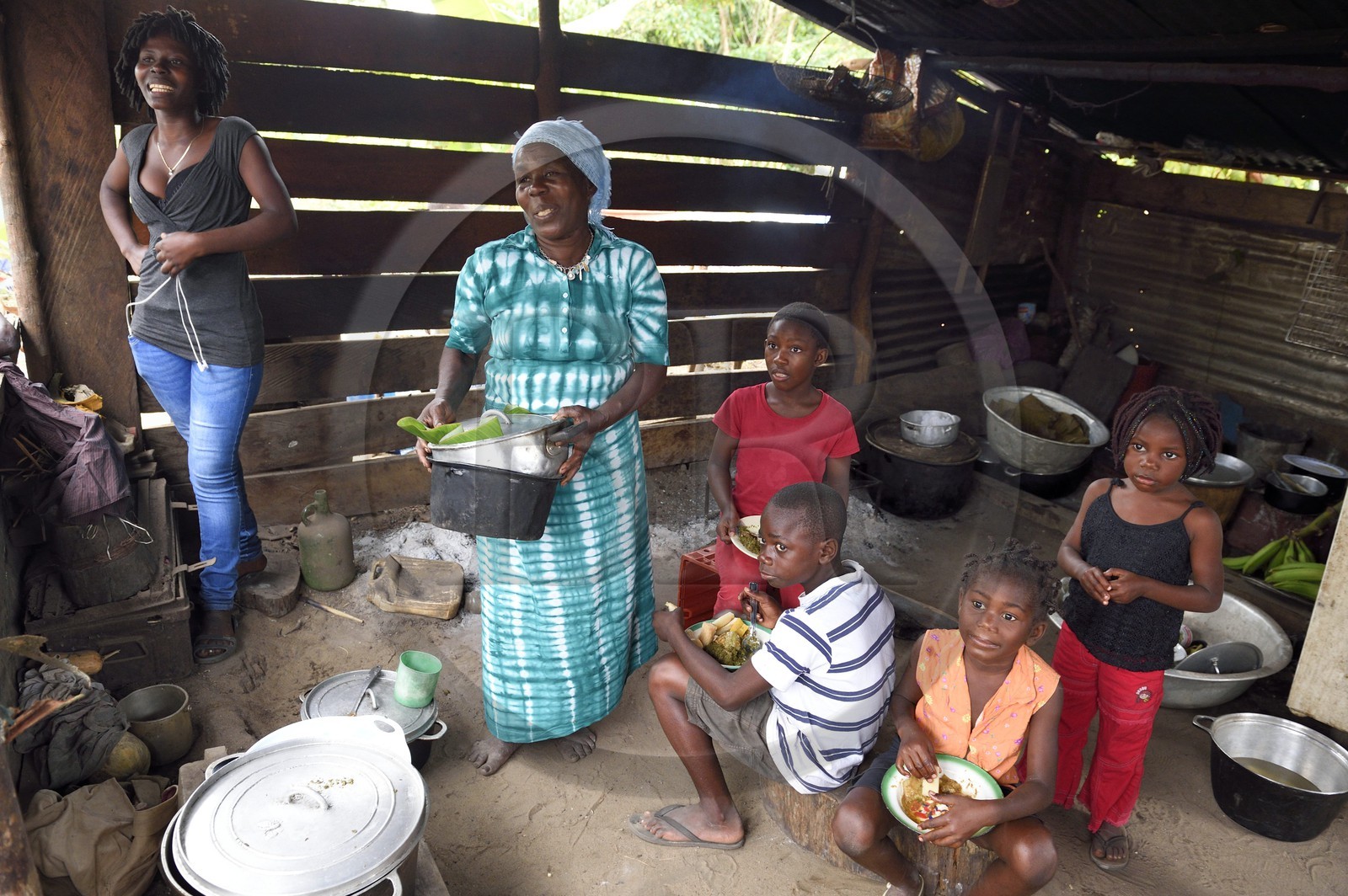 Gabon, province de Ogooué- Maritime, Omboué, région du Loango, préparation du repas en cuisine