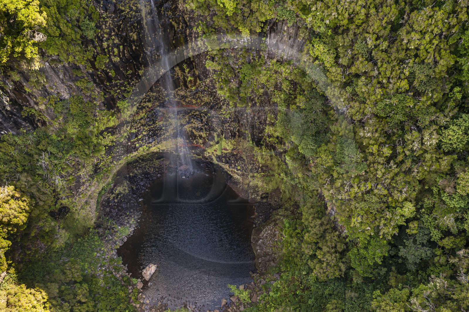 Portugal, Ile de Madère, randonnée dans La forêt de Rabaçal par la levada do Alecrim, cascade de Lagoa do Vento de 80 mètres de haut (vue aérienne)