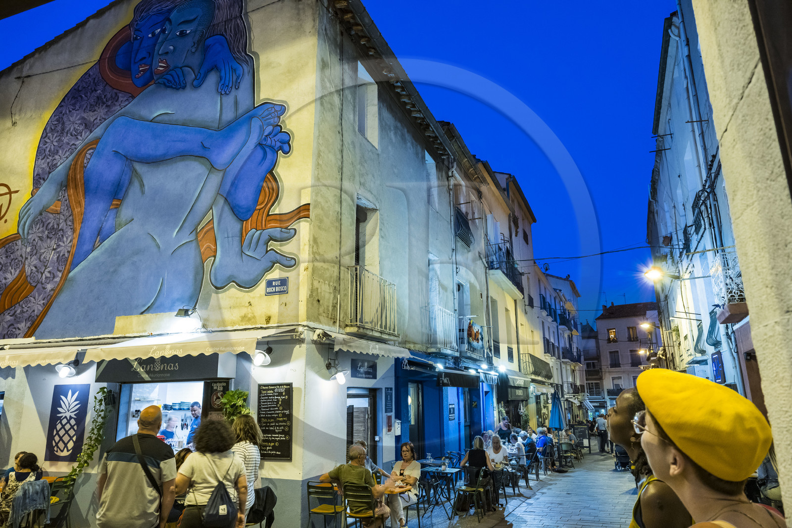 France, Hérault (34), Sète, fresque murale qui fait parti du MACO - Musée à ciel ouvert, Les amoureux des bancs publics de l'artiste Stew dans la rue Roch Bosco (Rue de la Bibliothèque)