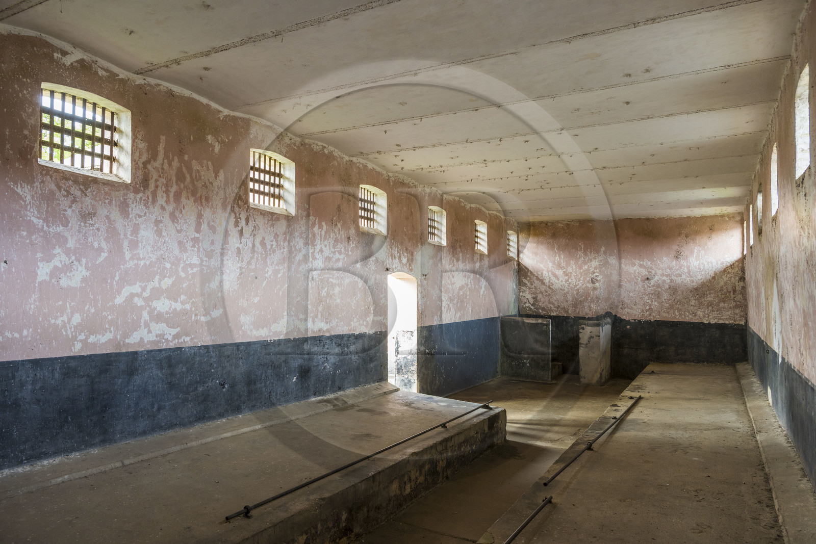 France, Guyane, Saint-Laurent-du-Maroni, bagne ou Camp de la Transportation, les quartiers disciplinaires, un des blockhaus, cellule commune prévue pour 40 bagnards entravés