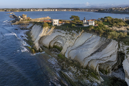 France, Pyrénées-Atlantiques (64), Pays-Basque, la Corniche Basque, Urrugne, les falaises de flysch et le fort de Socoa protégeant la baie de Saint-Jean-de-Luz en arrière plan (vue aérienne)